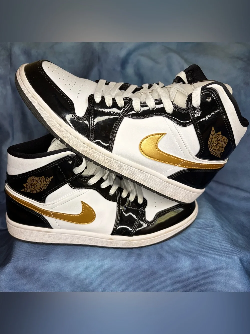 Jordan Mid 1 SE Black Gold